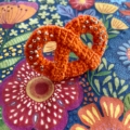 Broche Bretzel orange & argent