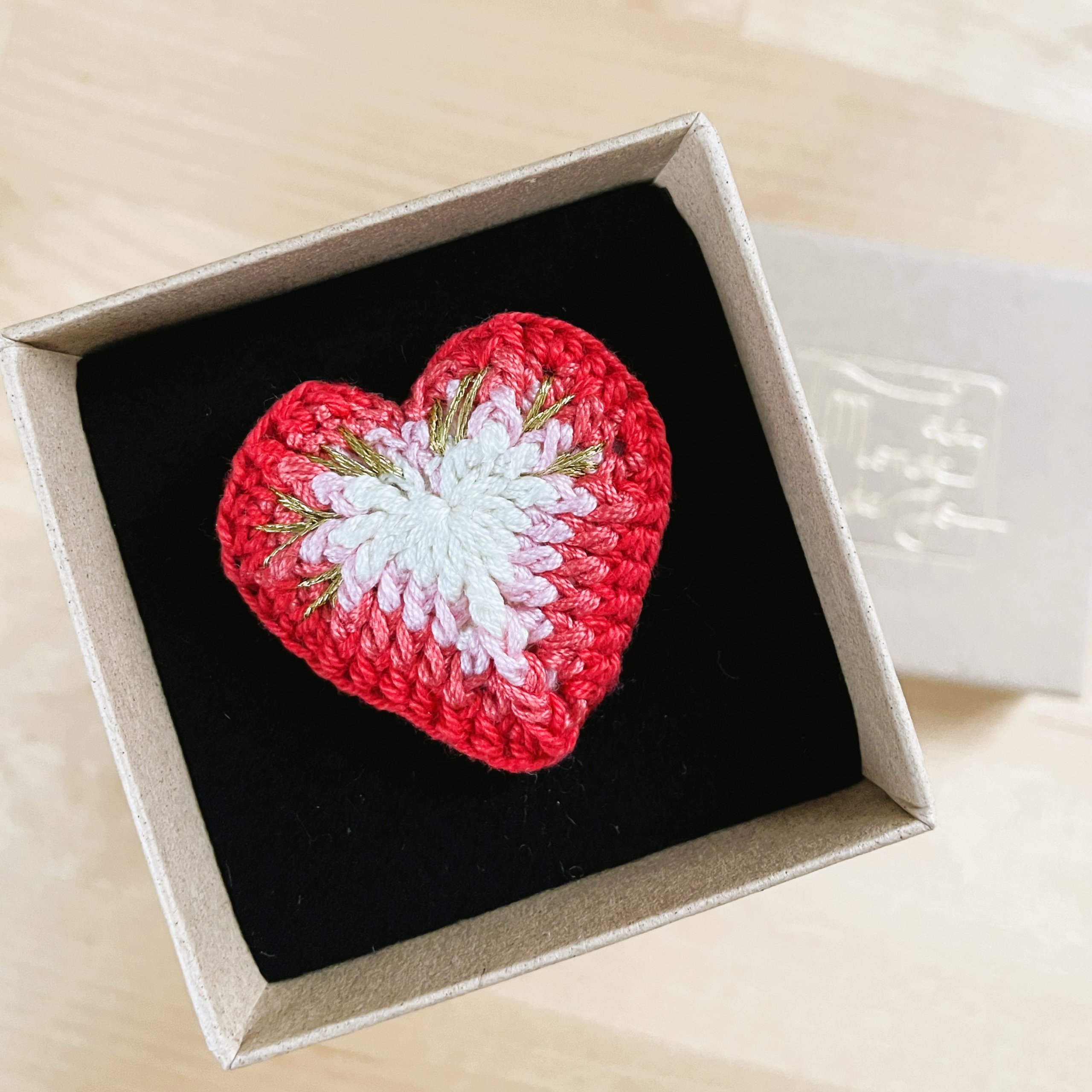Broche au crochet Big Coeur rouge
