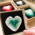 Broche au crochet Big Coeur blanc-vert