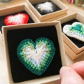 Broche au crochet Big Coeur vert canard
