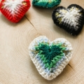 Broche au crochet Big Coeur blanc-vert